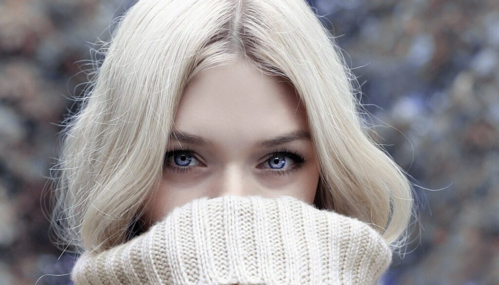 Frau blaue Augen blonde Haare Pullover süß niedlich