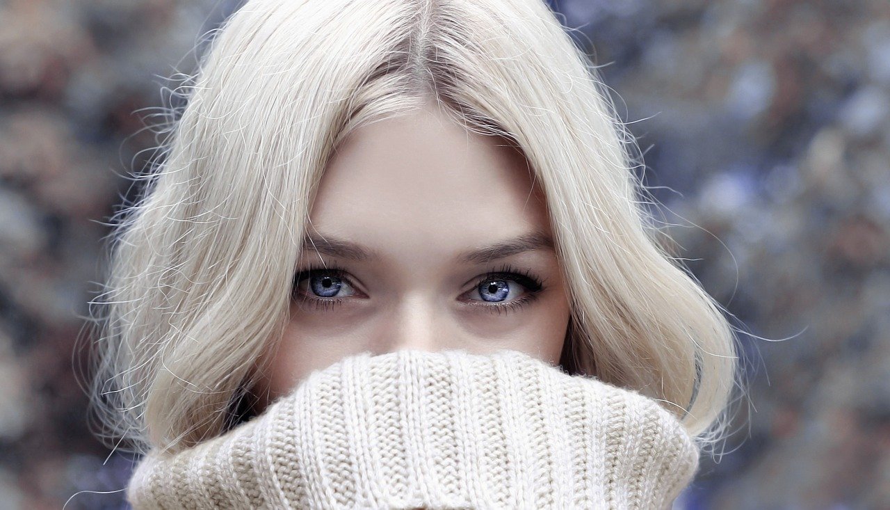 Frau blaue Augen blonde Haare Pullover süß niedlich