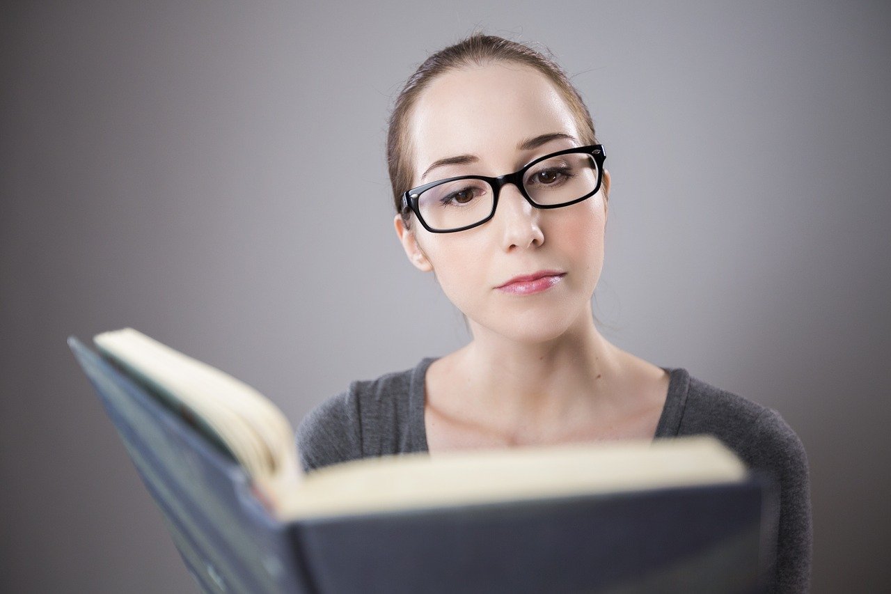 Frau lesen Buch welche Brille lässt mich jünger aussehen