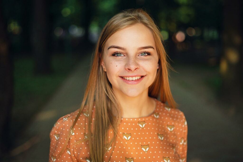 Mädchen lächeln Naturschönheit Schönheits-Operation Pro und Kontra Vorteile Nachteile