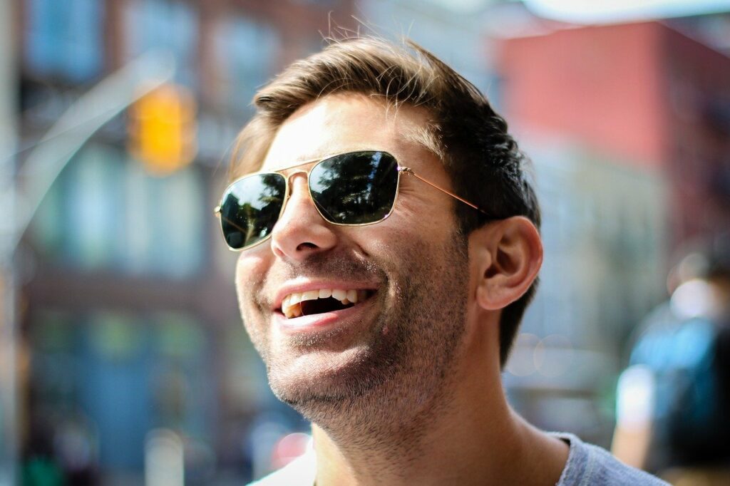 Mann Sonnenbrille glücklich Anti Aging Tipps für Männer