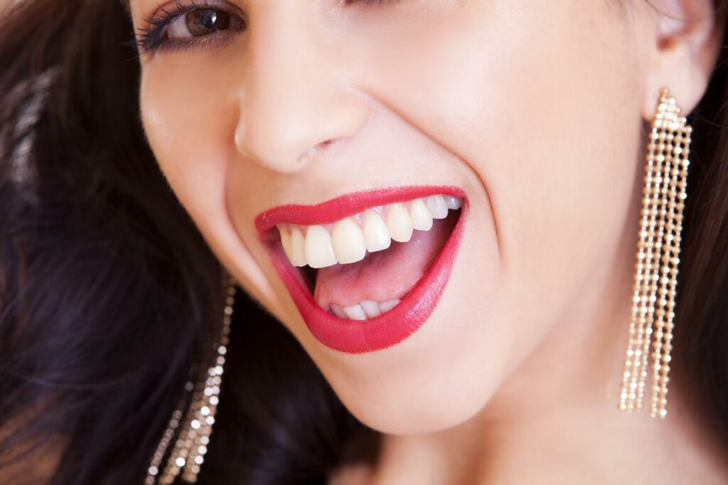 Frau lächeln Ohren Ohrenschmalz entfernen zu Hause Tipps und Tricks
