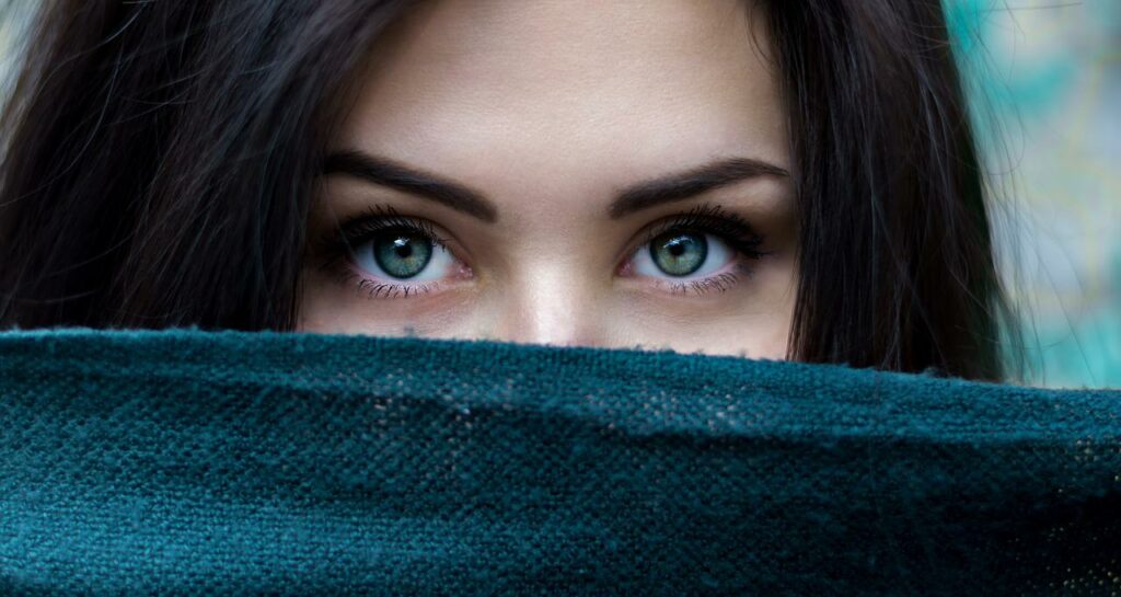 Frau hübsch schöne Augen Augenbrauen Wie man Augenbrauen zu Hause wachsen kann
