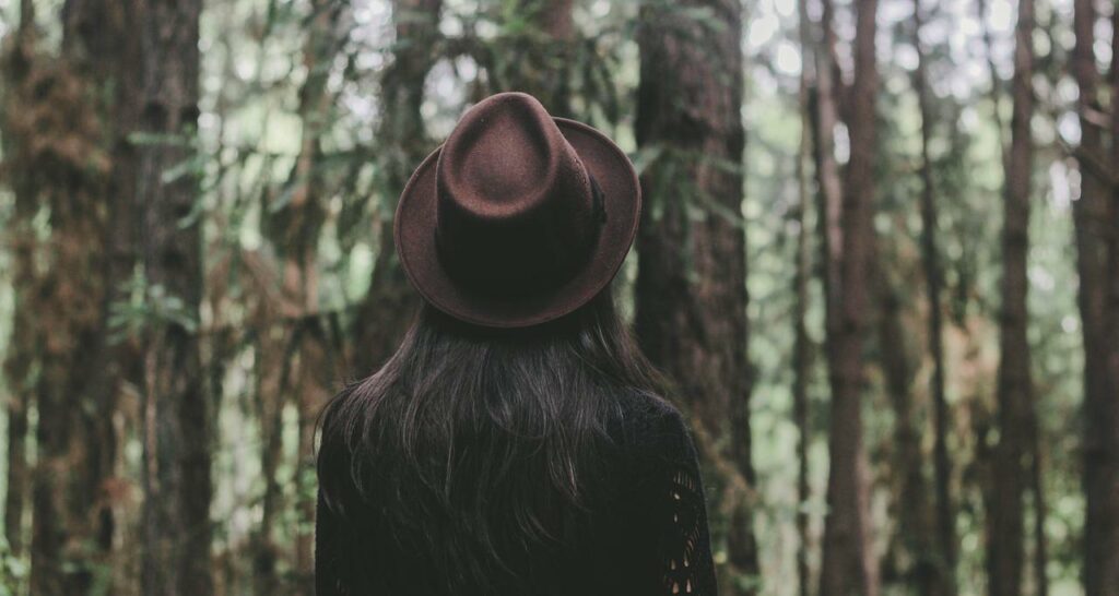 Mädchen im Wald Hut schwarze Haare Teebaumöl für das Haar – Anwendung und Vorteile