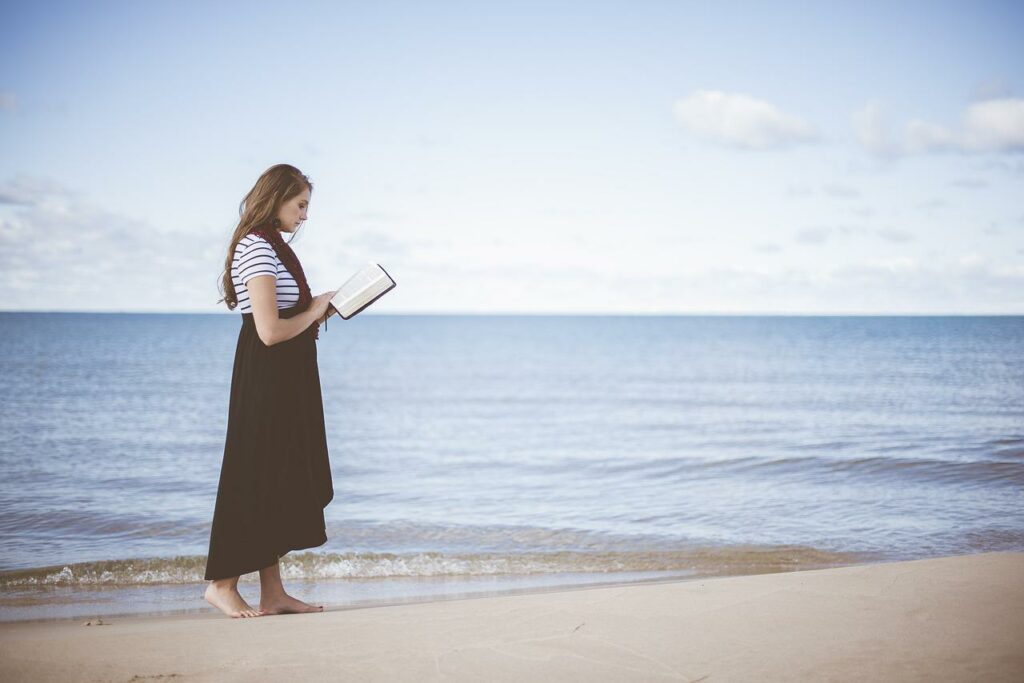junge Frau geht am Strand spazieren Methoden zur Verbesserung der psychischen Gesundheit