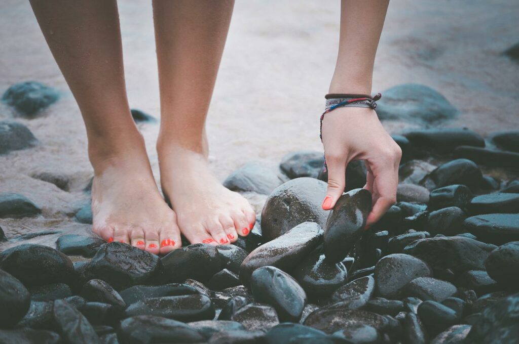 rote Fußnägel nasse Füße Fußnägel richtig lackieren ohne übermalen Tipps und Tricks