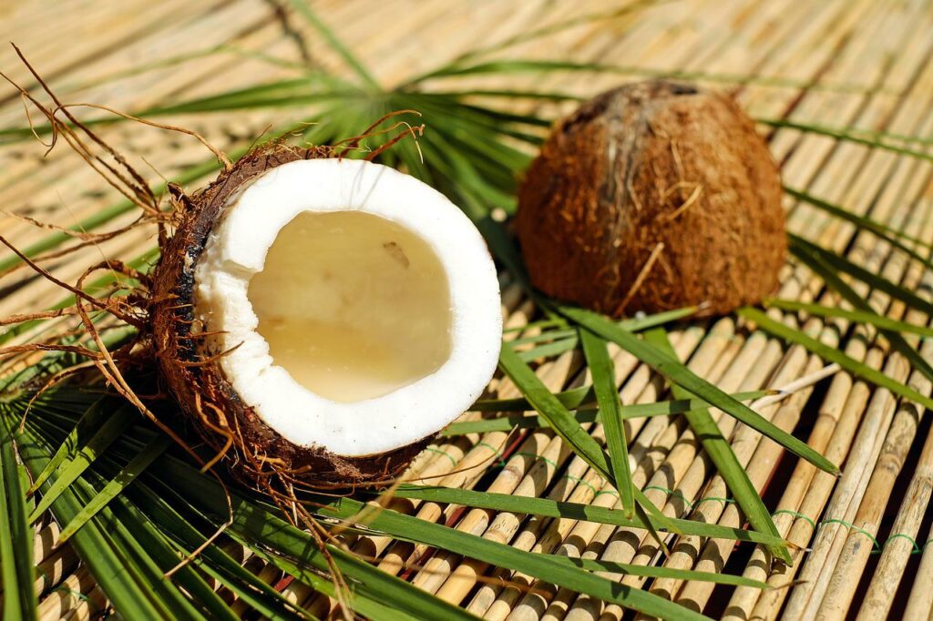offene Kokosnuss Vorteile von Kokosnussöl für Ihr Haar und Ihre Haut