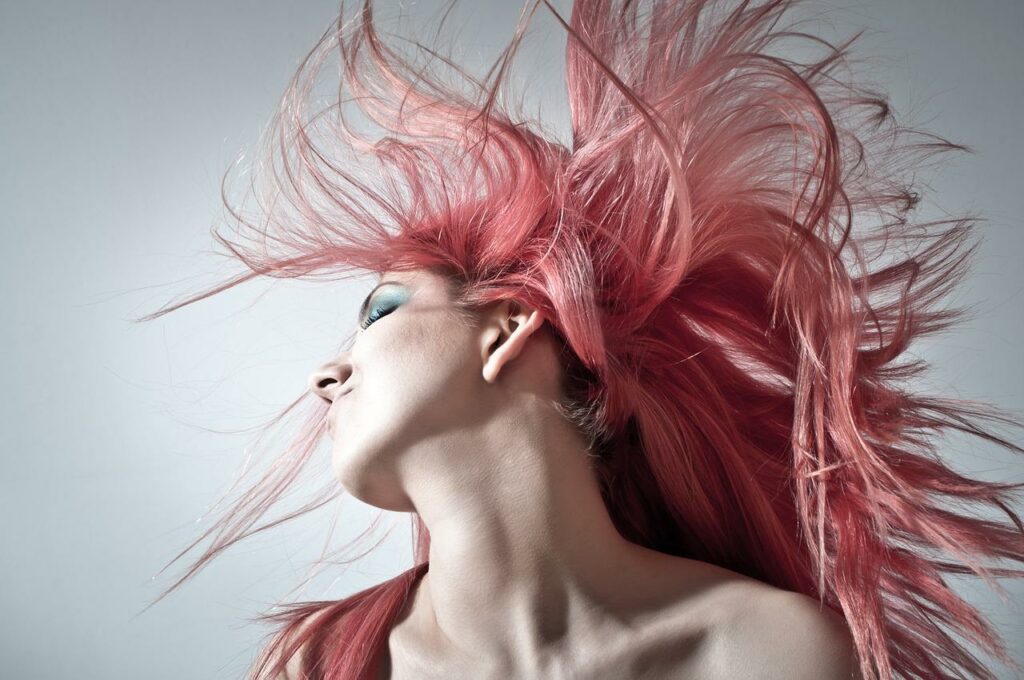 pink gefärbte Haare stolz Pflege für frisch gefärbtes Haar Darauf achten