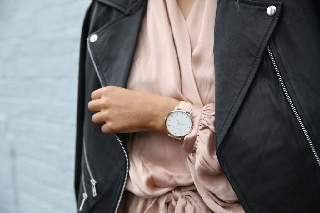 Frau trägt eine luxuriöse Uhr am Handgelenk Automatikuhr, Quarzuhr oder Handaufzug