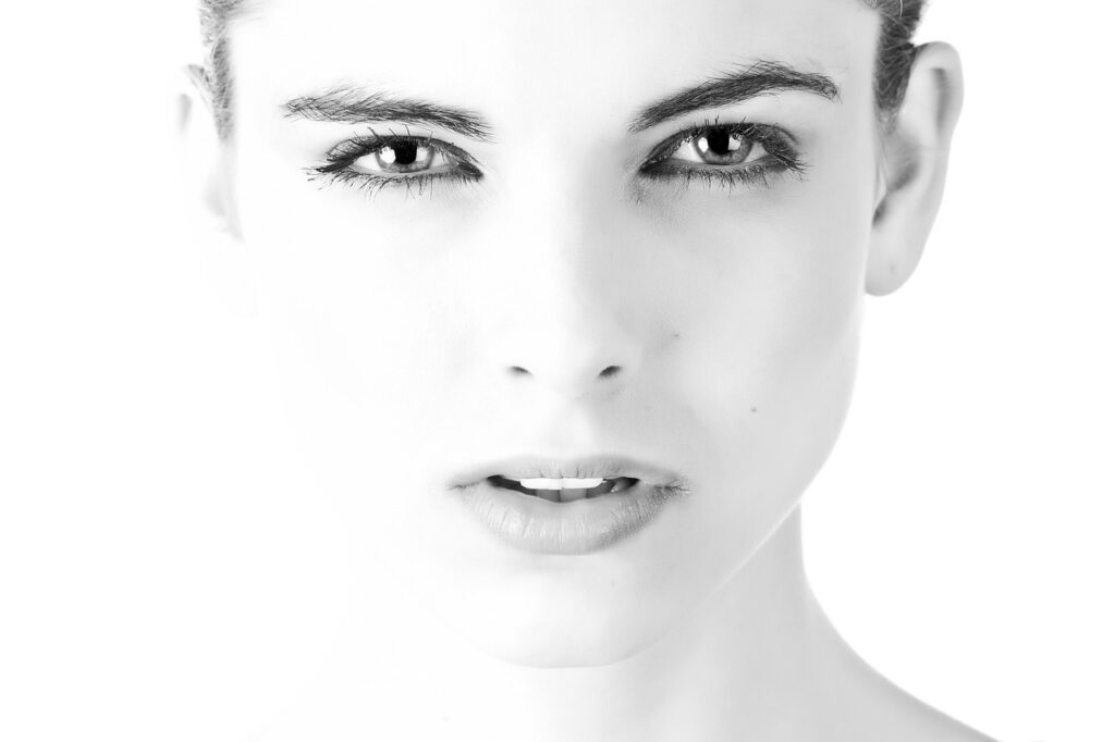 Frau Gesicht schön hübsch weiß Microneedling jünger aussehen Haut nach Behandlung frischer