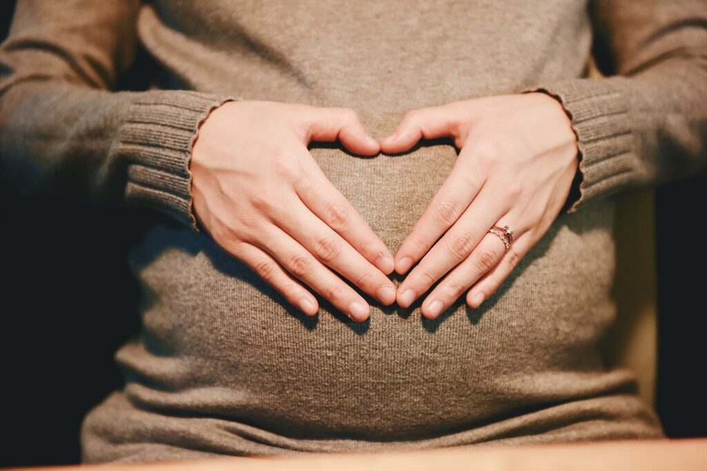 schwangerschaft Hände auf Bauch Dehnungsstreifen vorbeugen Tipps und Infos!