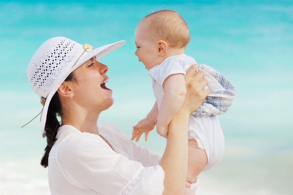 Baby und Mutter am Strand Babybadeanzüge für den Strandurlaub Praktisch und niedlich