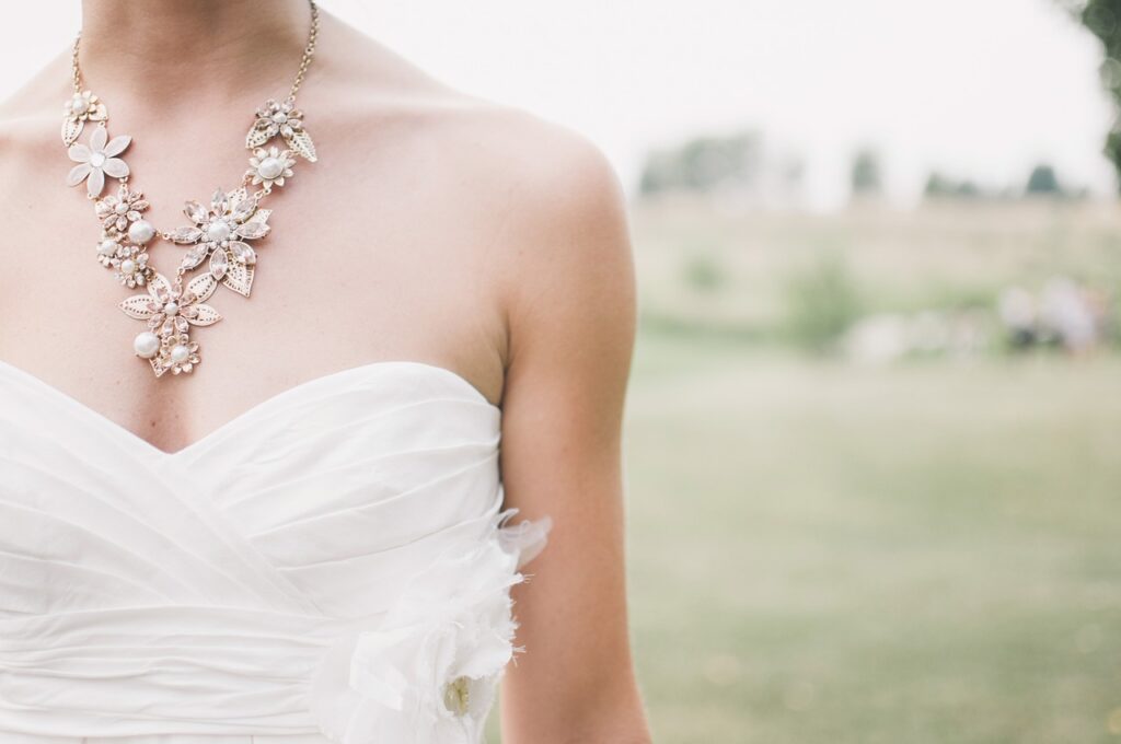 Frau Halskette Hochzeit Blumenmuster Von minimalistisch bis opulent Das sind die aktuellen Ketten-Trends für Damen