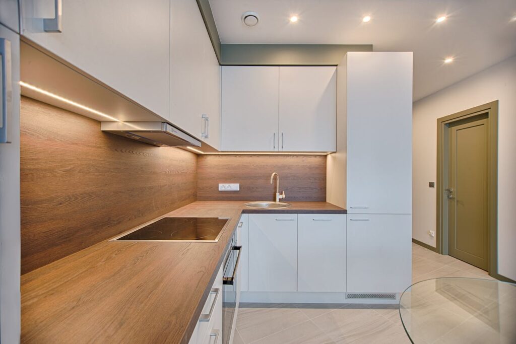 Wohnung aufgeräumt Küche minimalistisch Wie kann eine kleine Wohnung luxuriös wirken