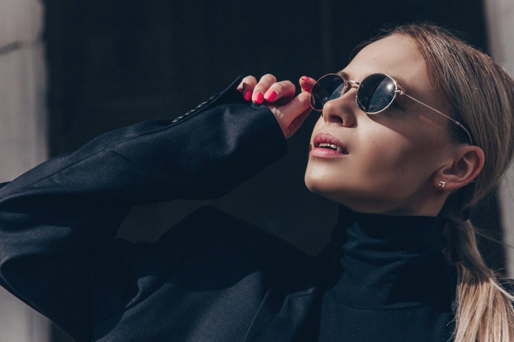 Frau elegant luxuriös Sonnenbrille Nicht ohne Sonnenbrille – Luxusmodelle für den besonderen Auftritt