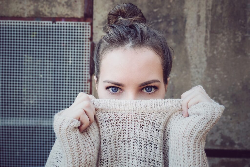 Frau im Pullover schöne Augen hübsches Gesicht Die Pullover-Zeit beginnt So überzeugen Frauen mit dem flauschigen Kleidungsstück