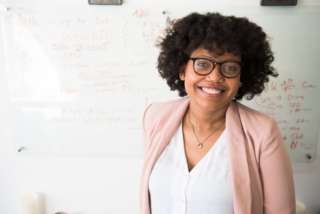 afroamerikanische Frau lächeln Brille Brille oder Kontaktlinsen Was sieht besser aus