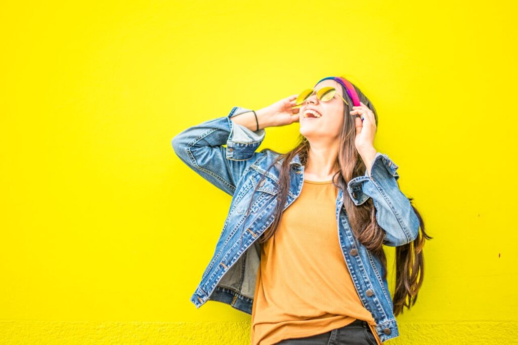 Frau cooler Look jung geblieben Fashion Wie man jedes Outfit schick und modisch aussehen lässt