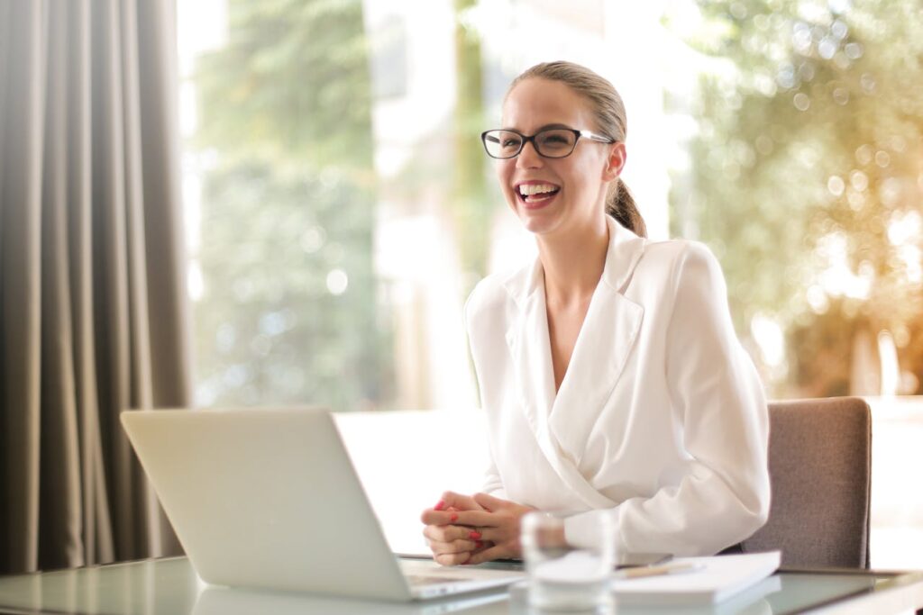 Frau Büro lächeln Business-Look für Frauen So geht er