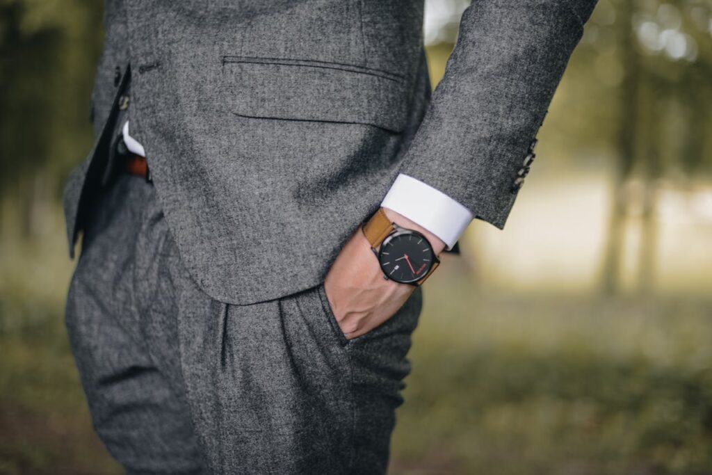 Mann im Anzug trägt eine hochwertige Armbanduhr Luxusuhren Die Wertanlage mit Stil