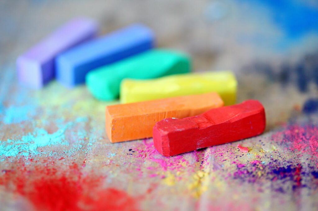 Kunst Kreide Farben Kunst als Statement – so lässt sich zuhause der eigene Stil betonen
