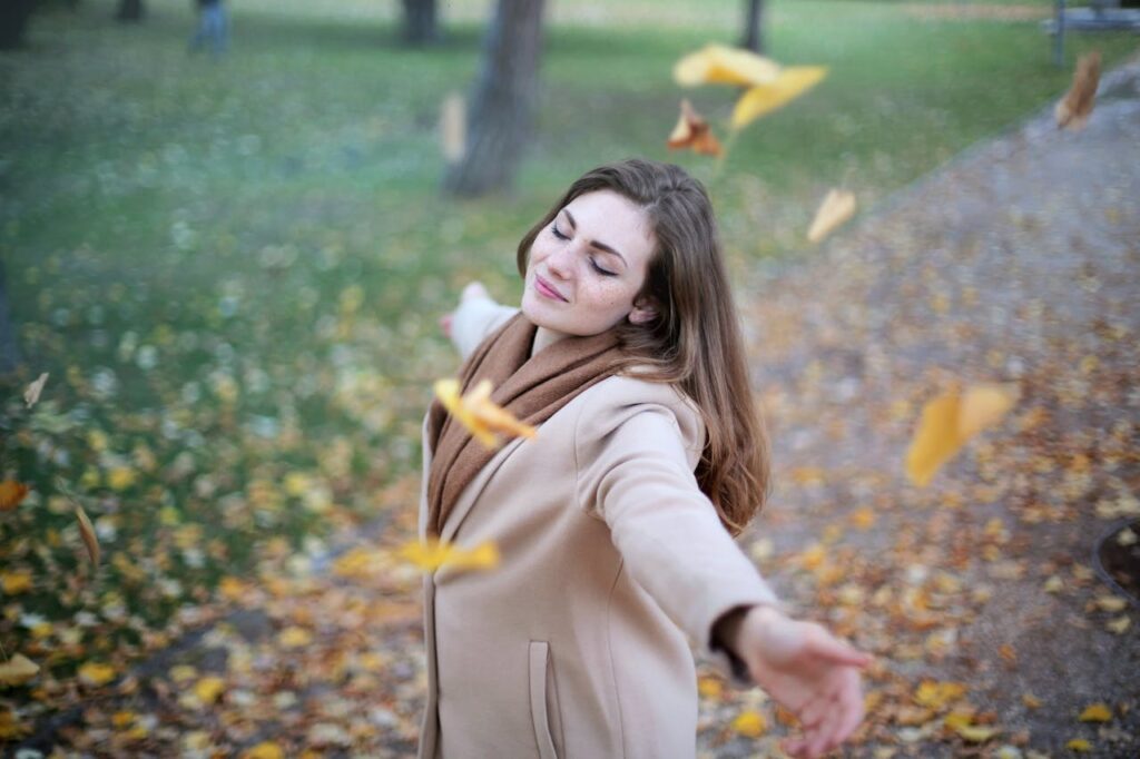 Frau Herbst glücklich Herbstliche Outfit-Ideen für Damen – Stilvoll durch die goldene Jahreszeit
