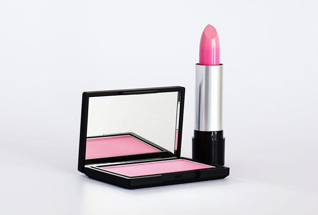 Lippenstift und Spiegel Lippenstift-Guide für Anfänger So findest du deinen perfekten Look
